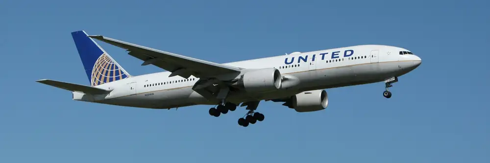 United Airlines jet in flight